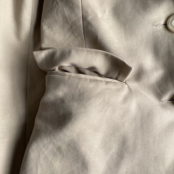 Talula Babaton beige fitted blazer with two button front closure. Size Small - Picture 13 of 13